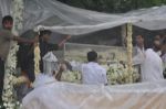 Akshay Kumar at Rajesh Khanna_s Funeral in Mumbai on 19th July 2012 (61).JPG
